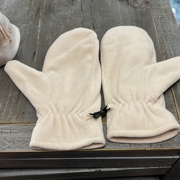 Outbrook Cream snowflake beanie cap and matching gloves - Picture 4 of 6